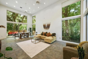 UT Austin Creekside Villa - 5 Bedroom Home